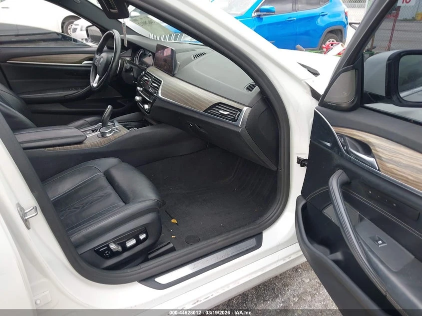 BMW 540 * DISTRONIC * 360 * HARMAN KARDON, снимка 6 - Автомобили и джипове - 54369054