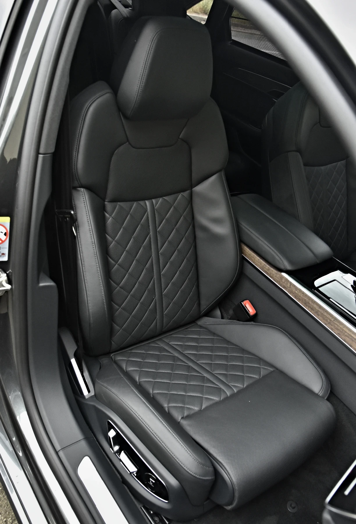 Audi A8 5.5 TFSI LONG FACELIFT* S-LINE* RS* DIGITAL OLED , снимка 13 - Автомобили и джипове - 54954877