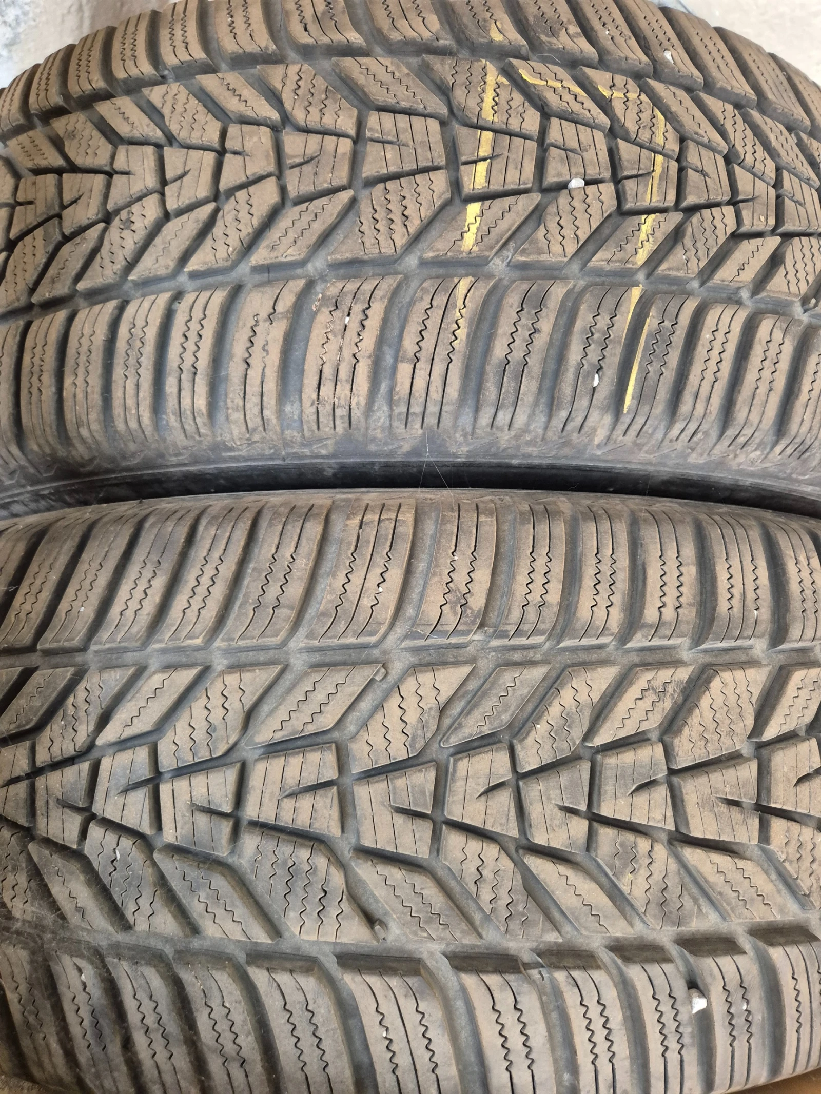 Гуми Зимни 235/65R17