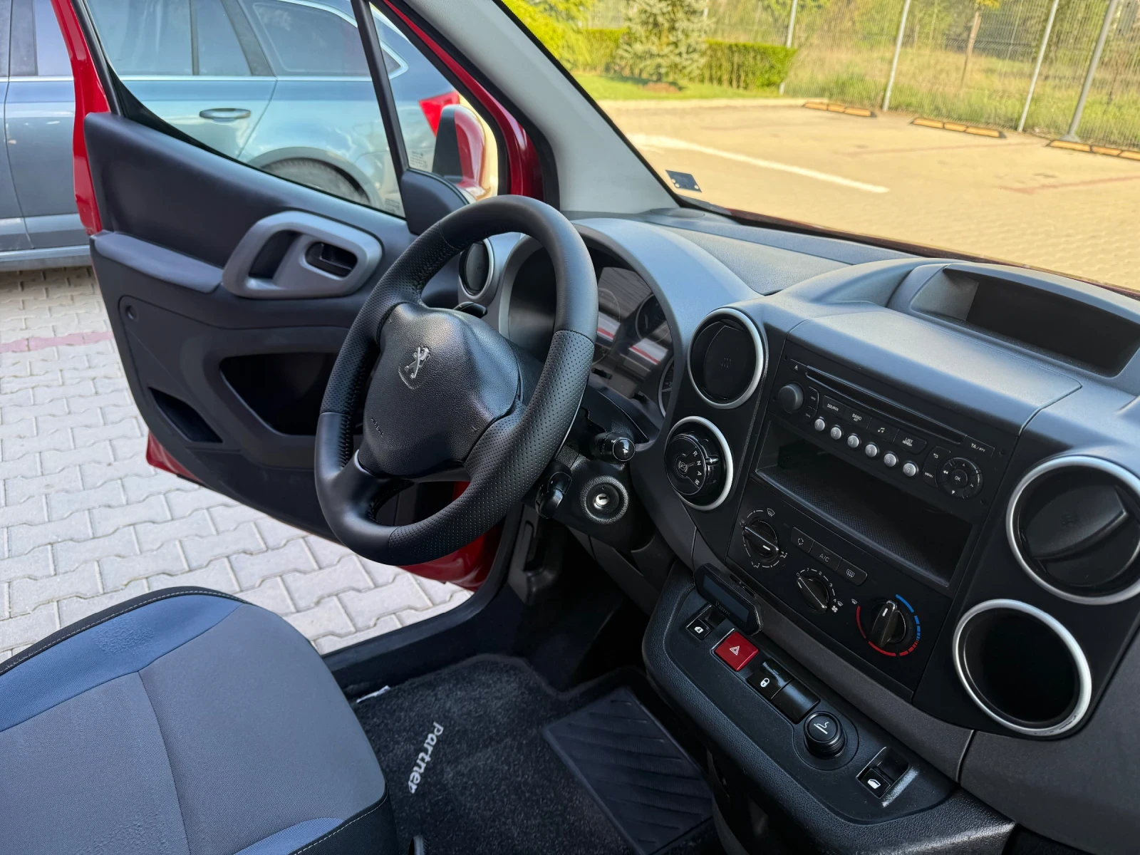 Peugeot Partner Tapee 1.6HDI АВТОМАТИК Euro-6B, снимка 12 - Автомобили и джипове - 54416233