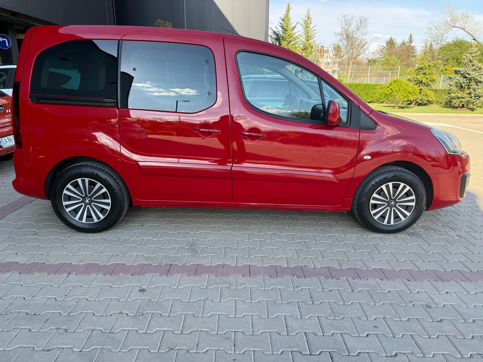 Peugeot Partner Tapee 1.6HDI АВТОМАТИК Euro-6B, снимка 7 - Автомобили и джипове - 54416233