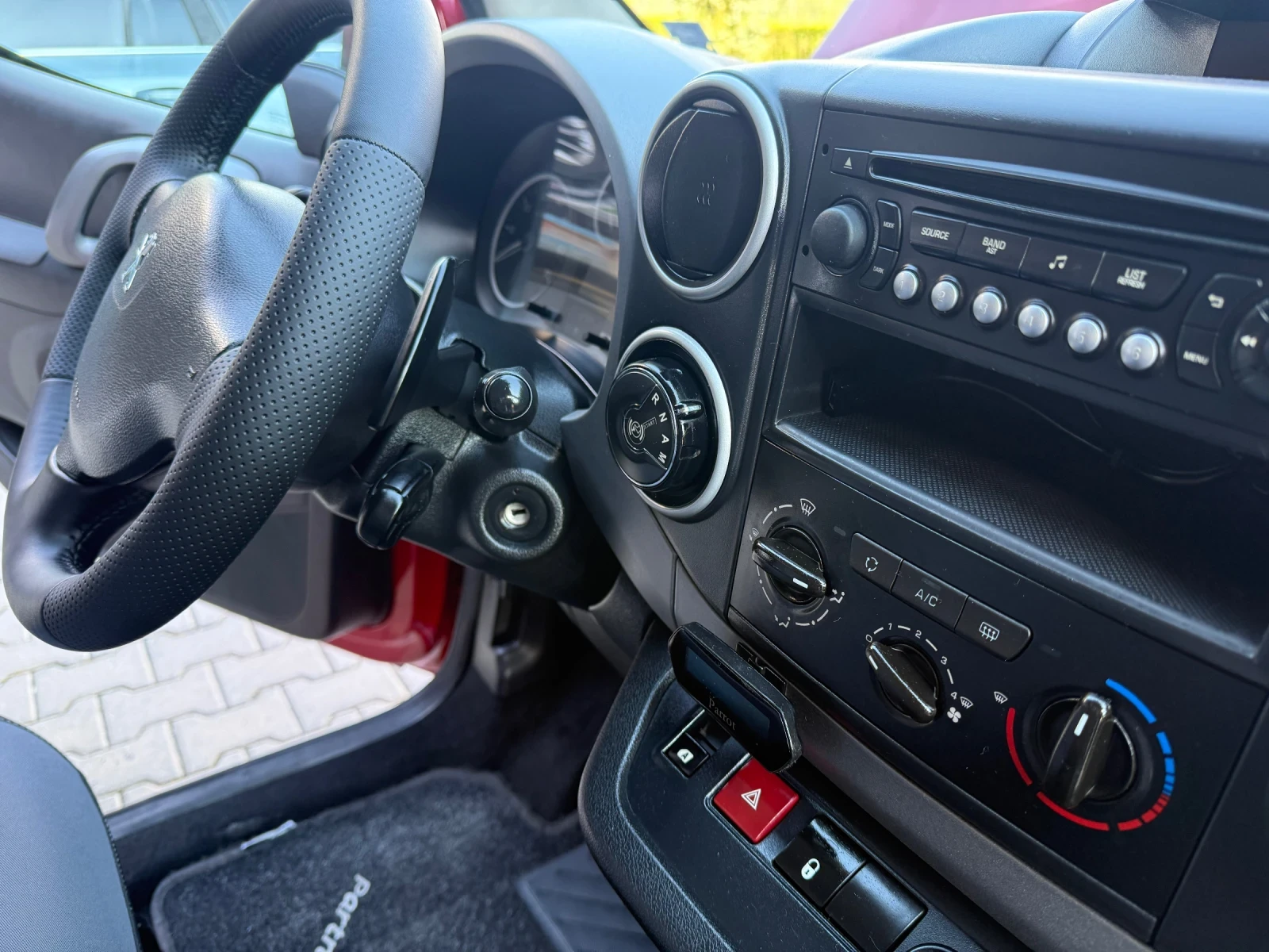 Peugeot Partner Tapee 1.6HDI АВТОМАТИК Euro-6B, снимка 15 - Автомобили и джипове - 54416233