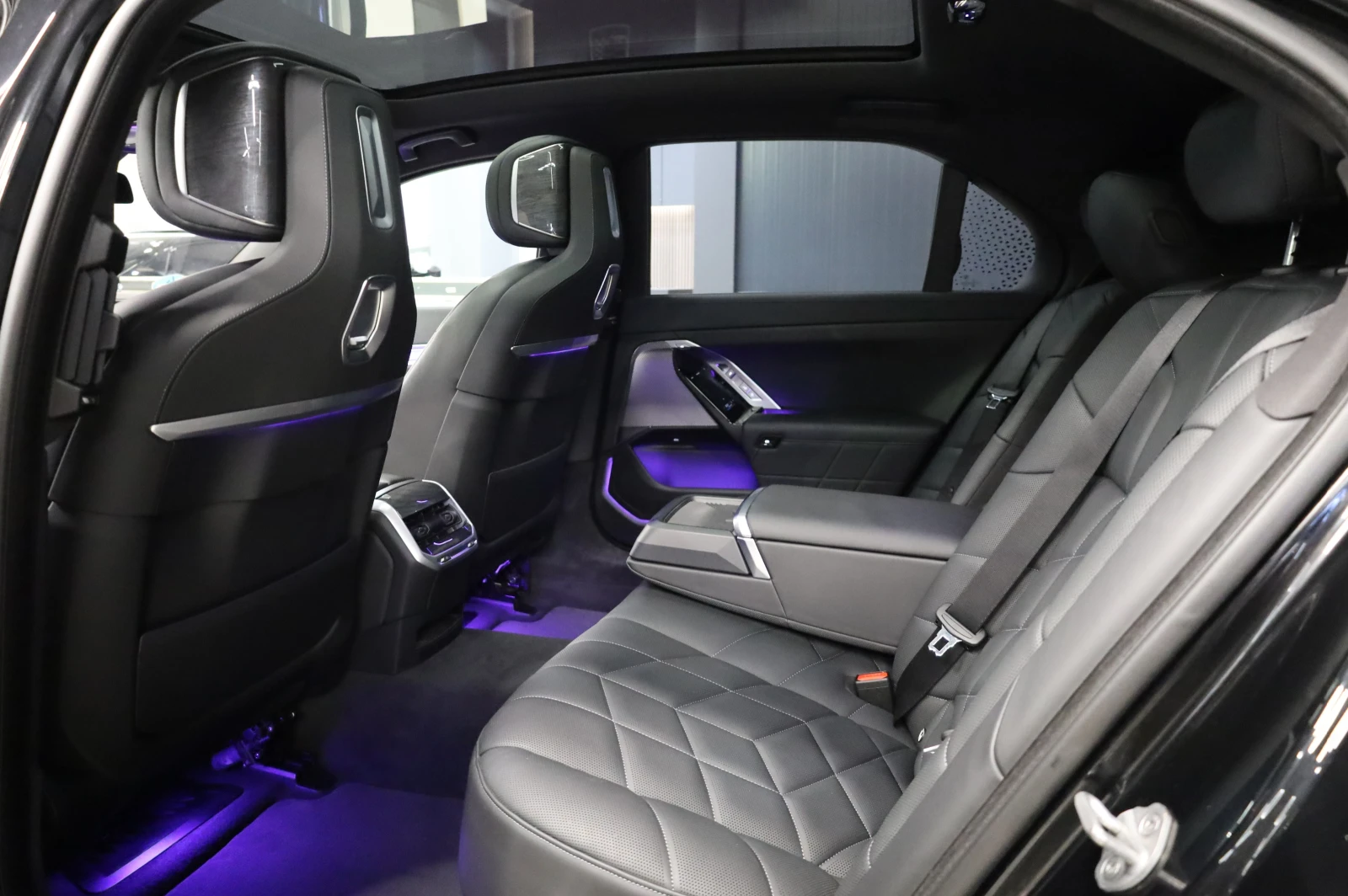BMW 740 M SPORT PRO* XDRIVE* CRYSTAL LIGHTS* PANO* B, снимка 17 - Автомобили и джипове - 54477204