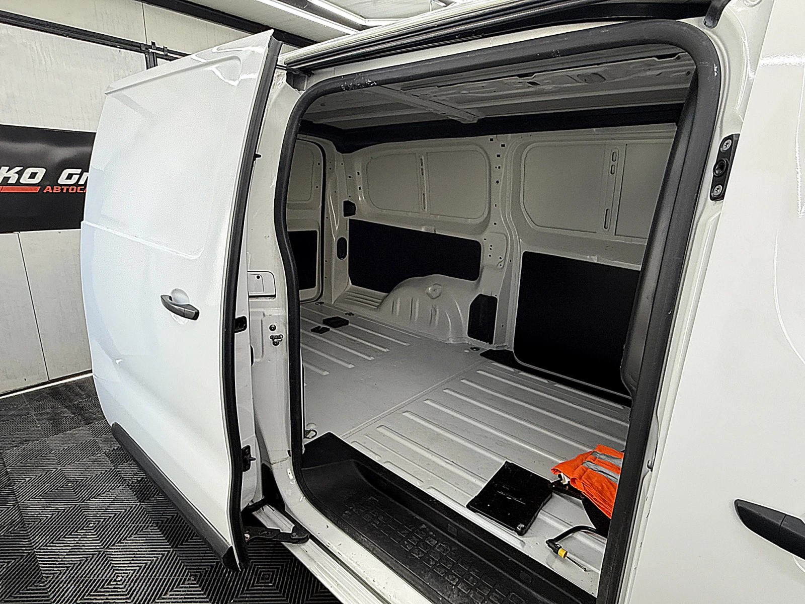Opel Vivaro, снимка 12 - Бусове и автобуси - 56370089