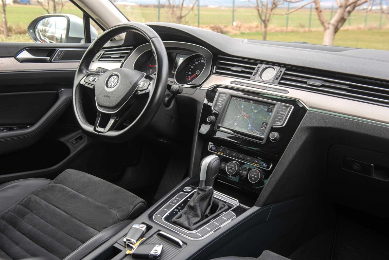 VW Passat 2.0TDI* HighLine* АСС* КАМЕРА* Keyless* Алкантра, снимка 7 - Автомобили и джипове - 42332148