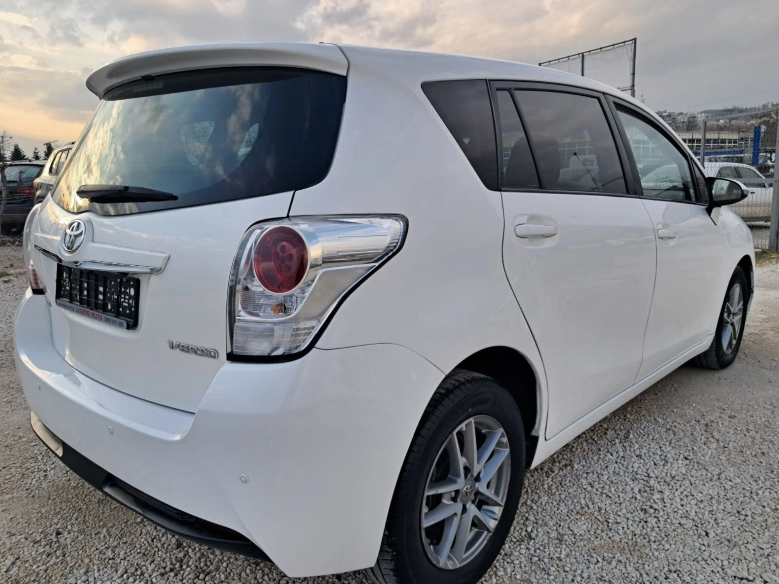 Toyota Verso 1.6 , снимка 4 - Автомобили и джипове - 53900648