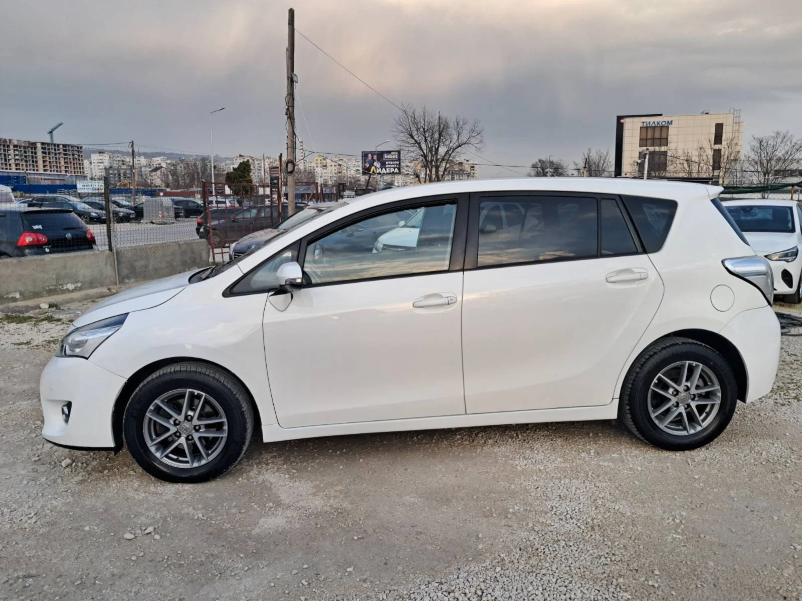 Toyota Verso 1.6 , снимка 8 - Автомобили и джипове - 53900648