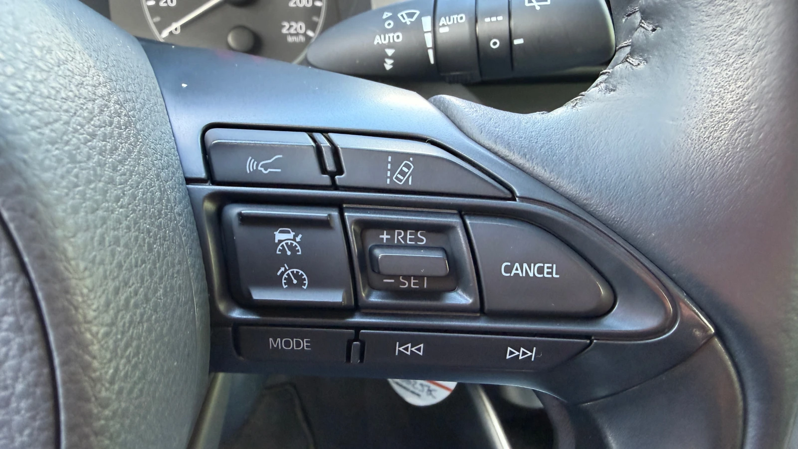 Toyota Yaris 1.5 Hybrid, снимка 17 - Автомобили и джипове - 54149408