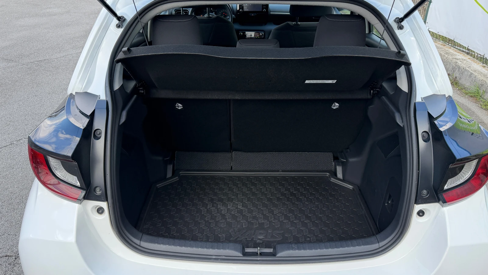 Toyota Yaris 1.5 Hybrid, снимка 9 - Автомобили и джипове - 54149408