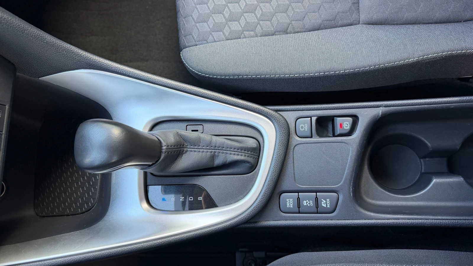 Toyota Yaris 1.5 Hybrid, снимка 16 - Автомобили и джипове - 54149408