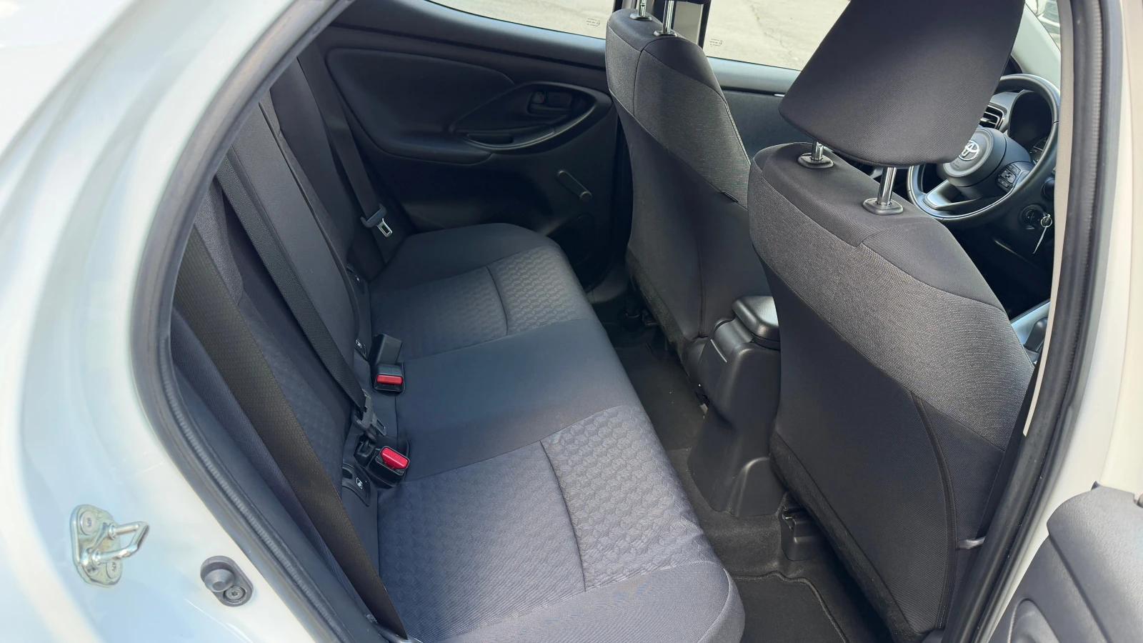 Toyota Yaris 1.5 Hybrid, снимка 10 - Автомобили и джипове - 54149408