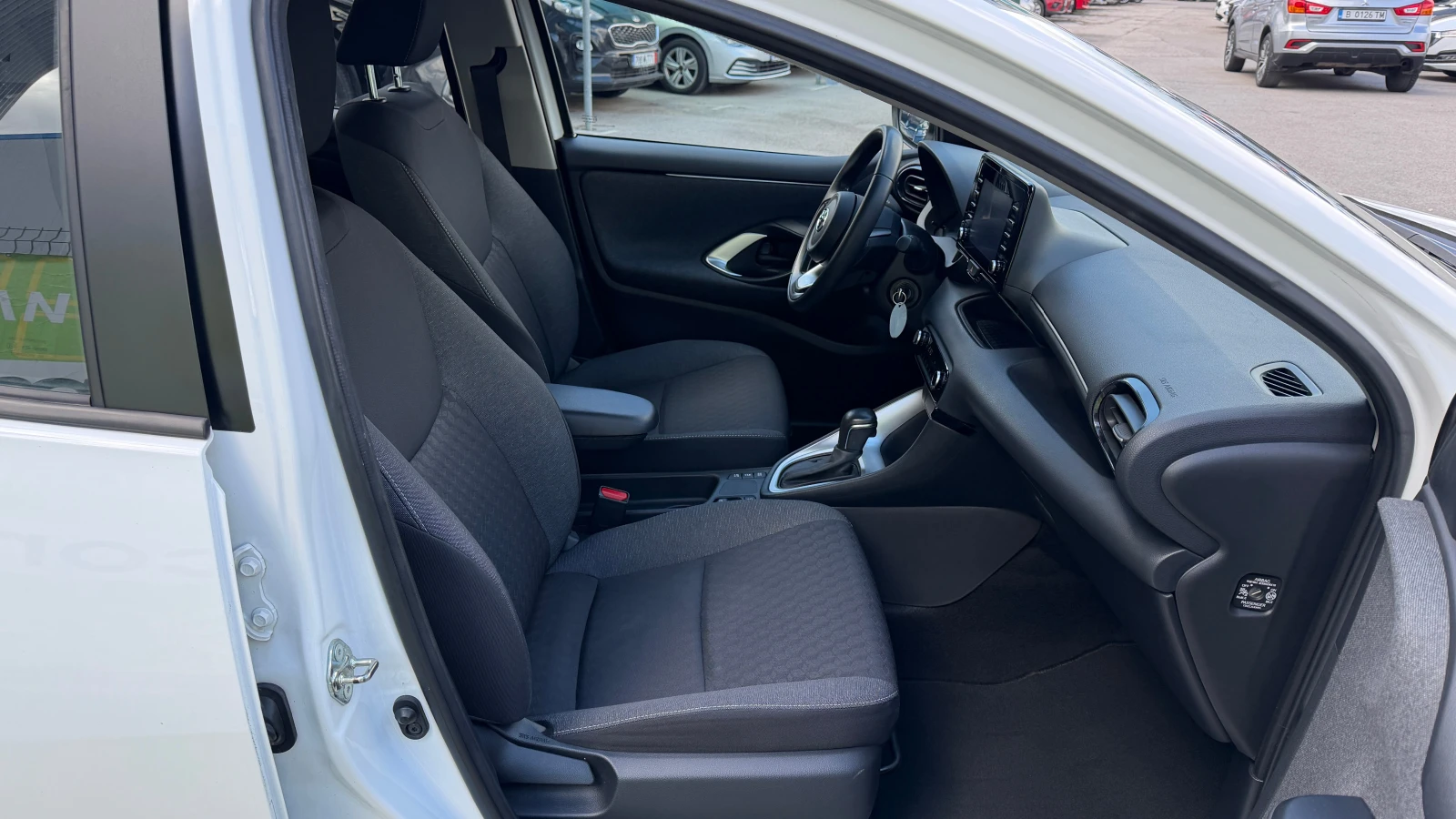 Toyota Yaris 1.5 Hybrid, снимка 11 - Автомобили и джипове - 54149408