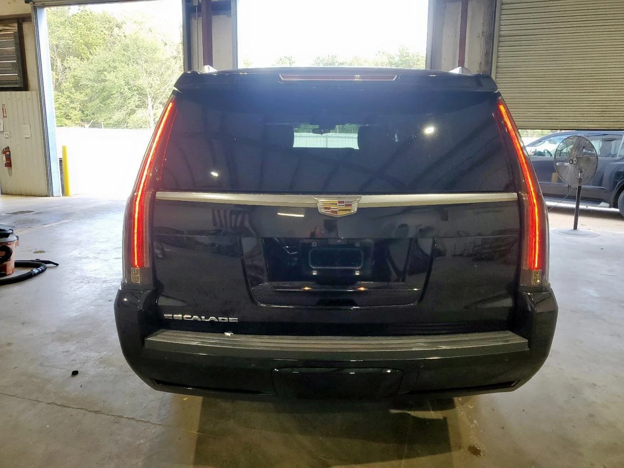 Cadillac Escalade ESV* PLATINUM* HEAD-UP* BOSE* ШИБИДАХ* ОБДУХВАНЕ - изображение 5