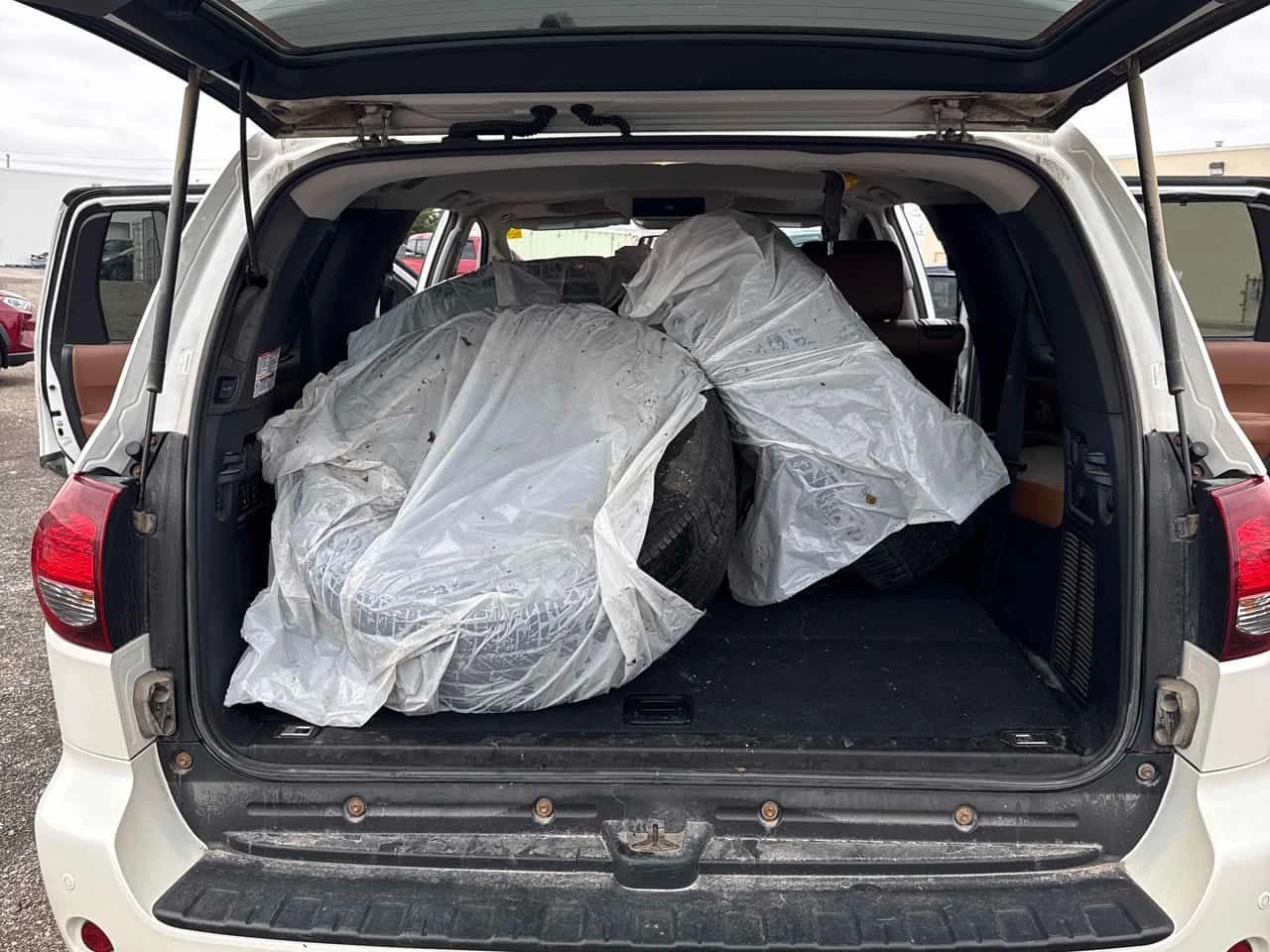 Toyota Sequoia * Platinum * CARFAX * БЕЗ ПЪРВОНАЧАЛНА ВНОСКА, снимка 11 - Автомобили и джипове - 54115021