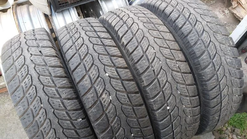 Гуми Зимни 235/85R16, снимка 2 - Гуми и джанти - 27689656