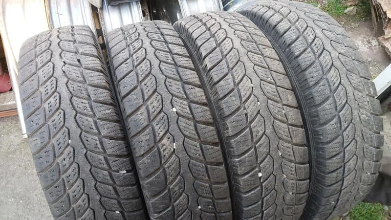 Гуми Зимни 235/85R16, снимка 1 - Гуми и джанти - 27689656