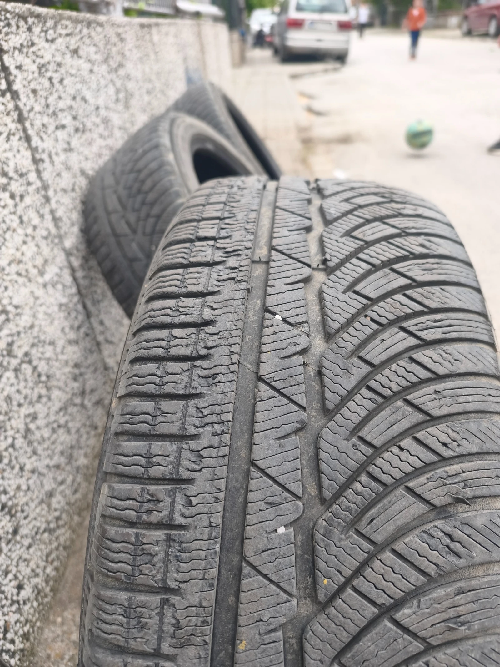 Гуми Зимни 245/45R17, снимка 4 - Гуми и джанти - 54566371
