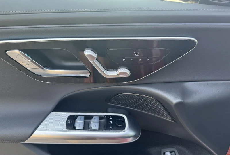 Mercedes-Benz E 400 E* AMG* 4M* DISTR* KEYLESS* , снимка 8 - Автомобили и джипове - 51755271