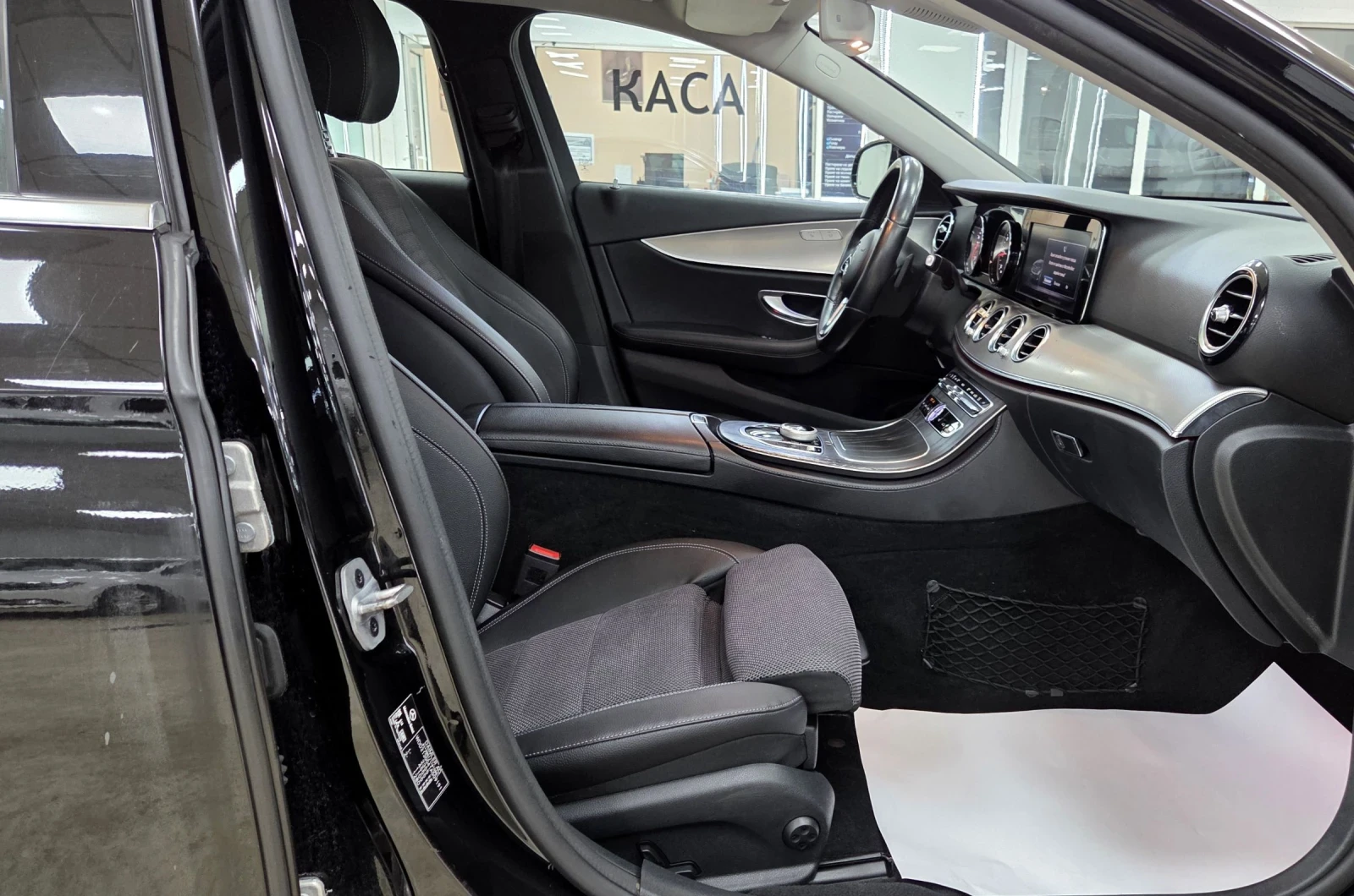 Mercedes-Benz E 220 2019/9G/Distronic/Ambient, снимка 10 - Автомобили и джипове - 53865587