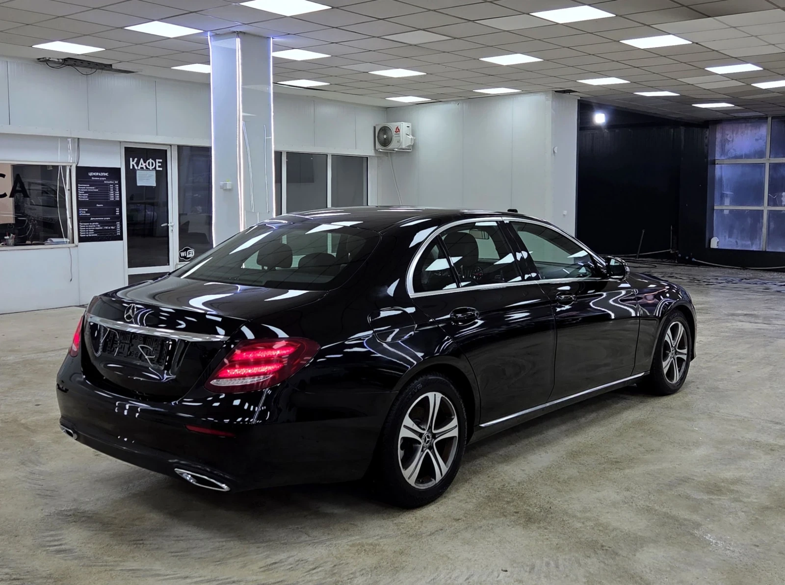 Mercedes-Benz E 220 2019/9G/Distronic/Ambient, снимка 3 - Автомобили и джипове - 53865587