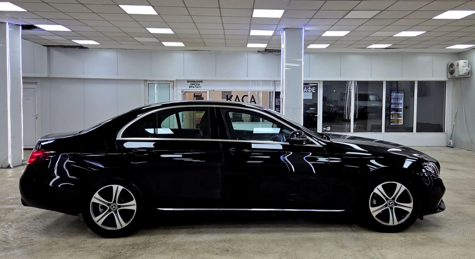 Mercedes-Benz E 220 2019/9G/Distronic/Ambient, снимка 2 - Автомобили и джипове - 53865587