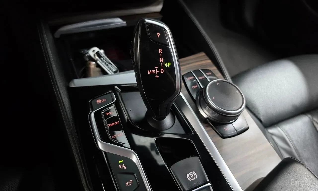BMW 530 M Sport/ДИСТРОНИК/ОБДУХ/ШИБЕДАХ/360 КАМ/ХЕДЪП, снимка 9 - Автомобили и джипове - 56103042