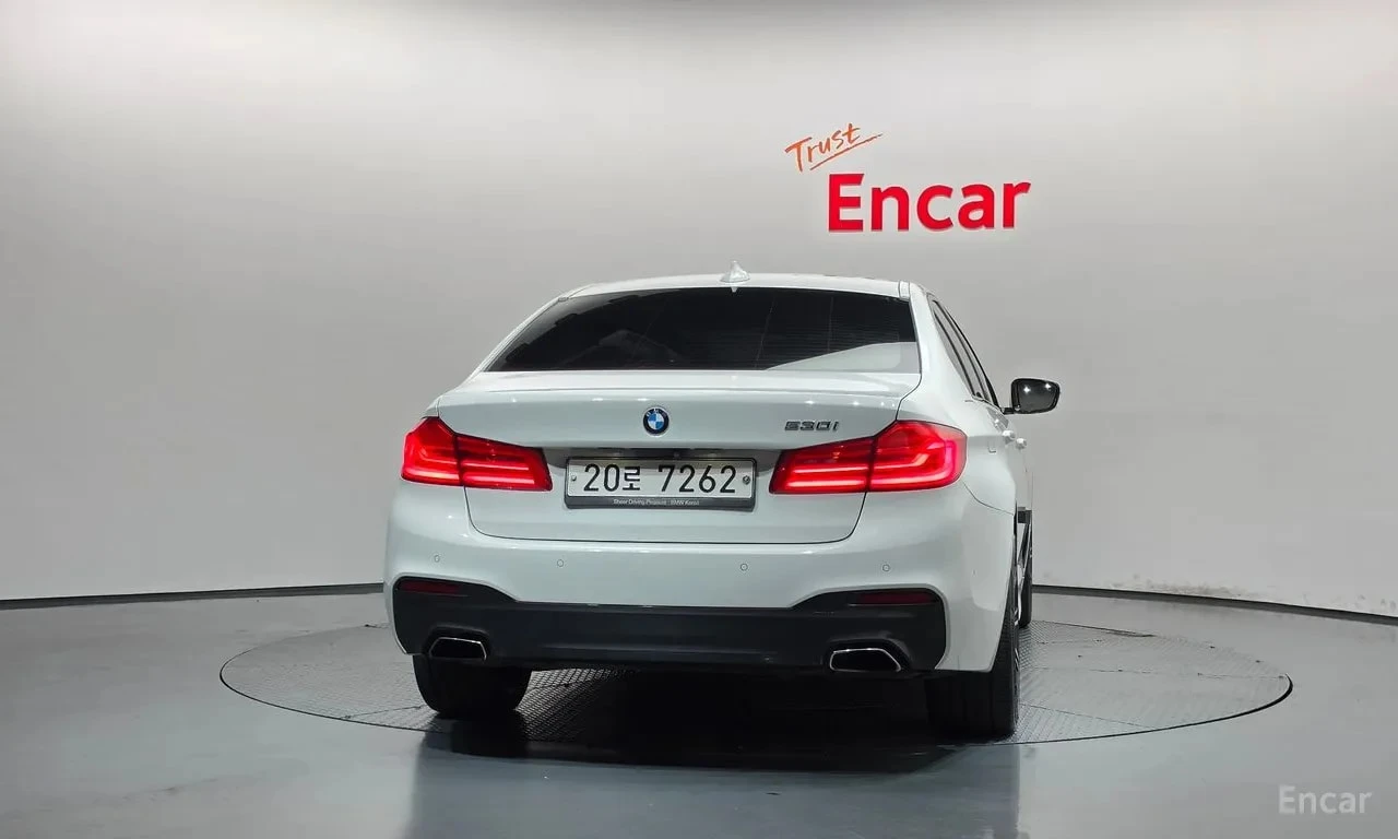BMW 530 M Sport/ДИСТРОНИК/ОБДУХ/ШИБЕДАХ/360 КАМ/ХЕДЪП, снимка 4 - Автомобили и джипове - 56103042