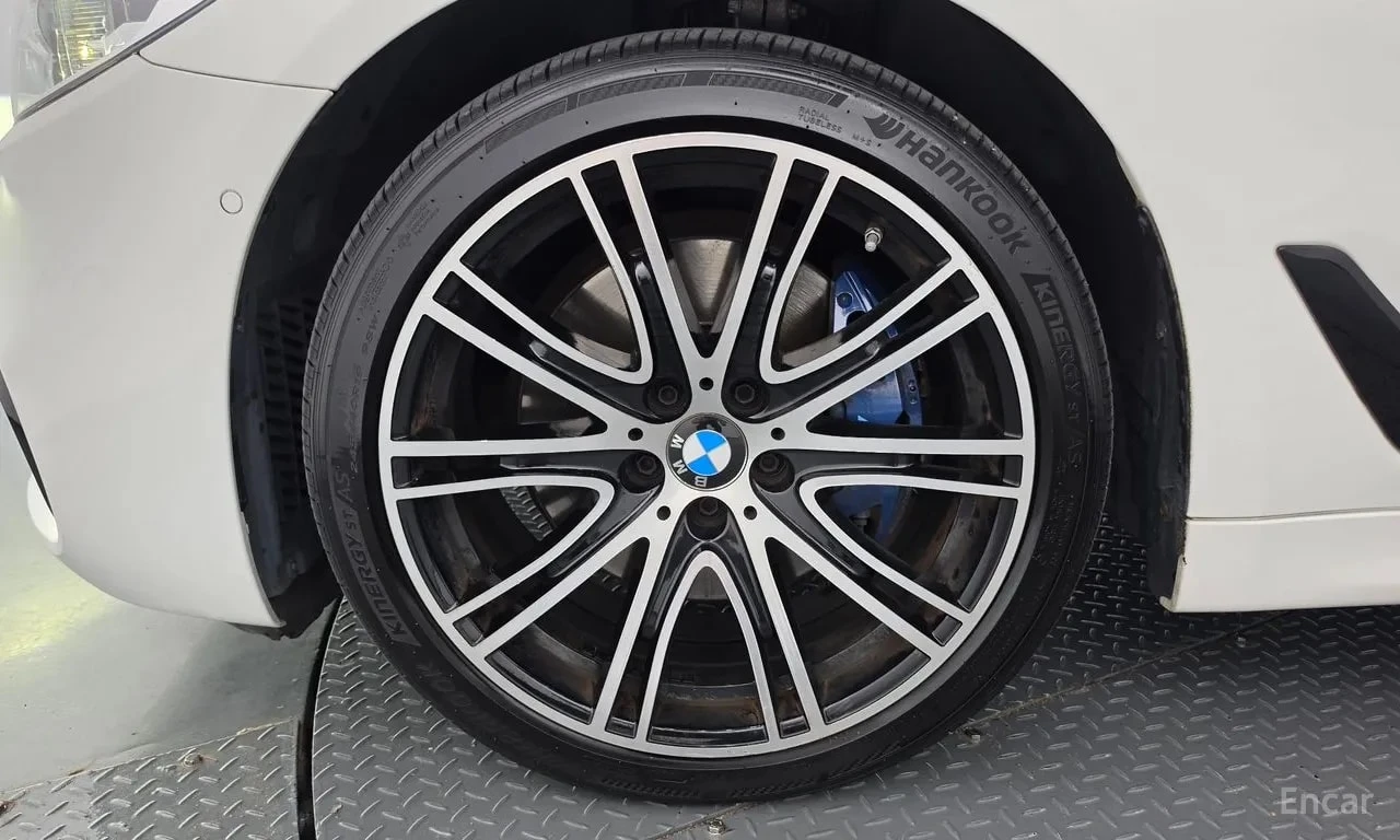 BMW 530 M Sport/ДИСТРОНИК/ОБДУХ/ШИБЕДАХ/360 КАМ/ХЕДЪП, снимка 5 - Автомобили и джипове - 56103042