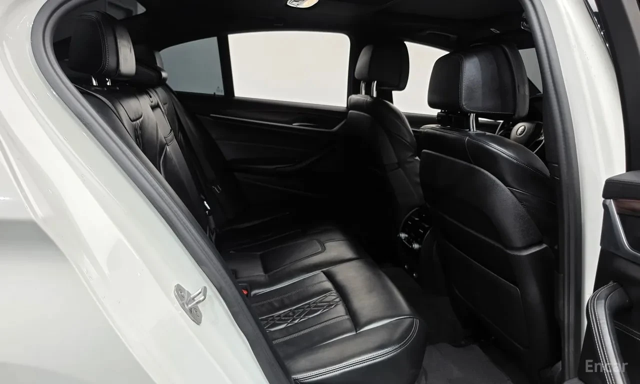 BMW 530 M Sport/ДИСТРОНИК/ОБДУХ/ШИБЕДАХ/360 КАМ/ХЕДЪП, снимка 12 - Автомобили и джипове - 56103042