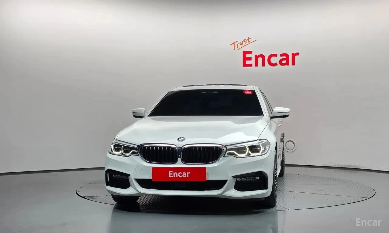 BMW 530 M Sport/ДИСТРОНИК/ОБДУХ/ШИБЕДАХ/360 КАМ/ХЕДЪП, снимка 3 - Автомобили и джипове - 56103042
