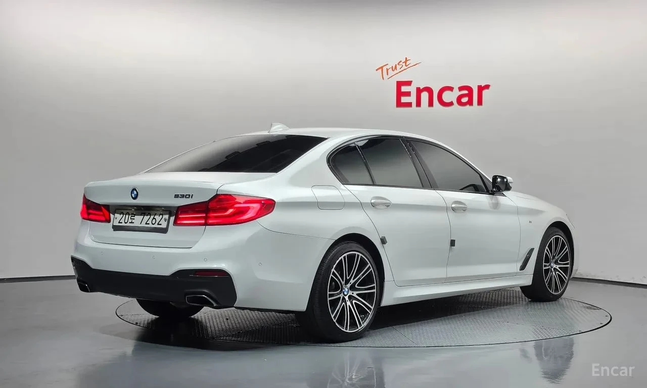 BMW 530 M Sport/ДИСТРОНИК/ОБДУХ/ШИБЕДАХ/360 КАМ/ХЕДЪП, снимка 2 - Автомобили и джипове - 56103042