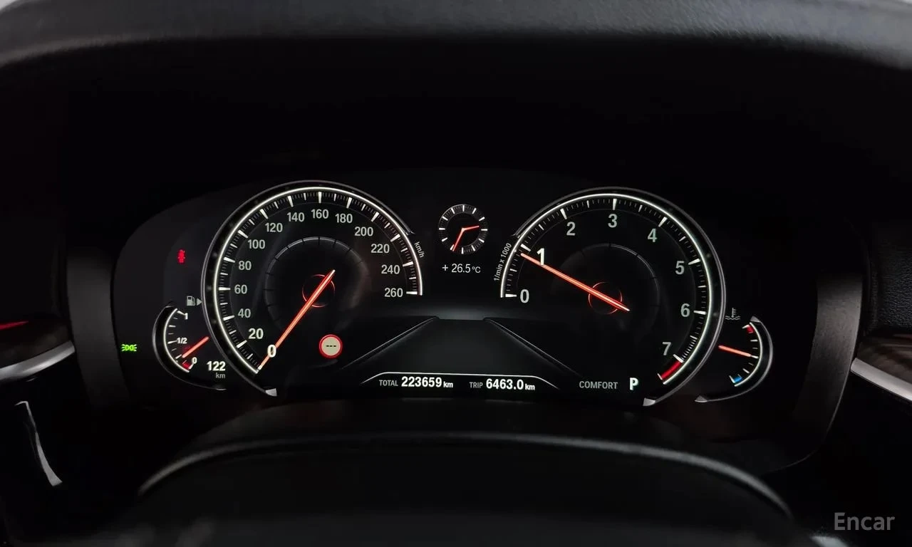BMW 530 M Sport/ДИСТРОНИК/ОБДУХ/ШИБЕДАХ/360 КАМ/ХЕДЪП, снимка 8 - Автомобили и джипове - 56103042