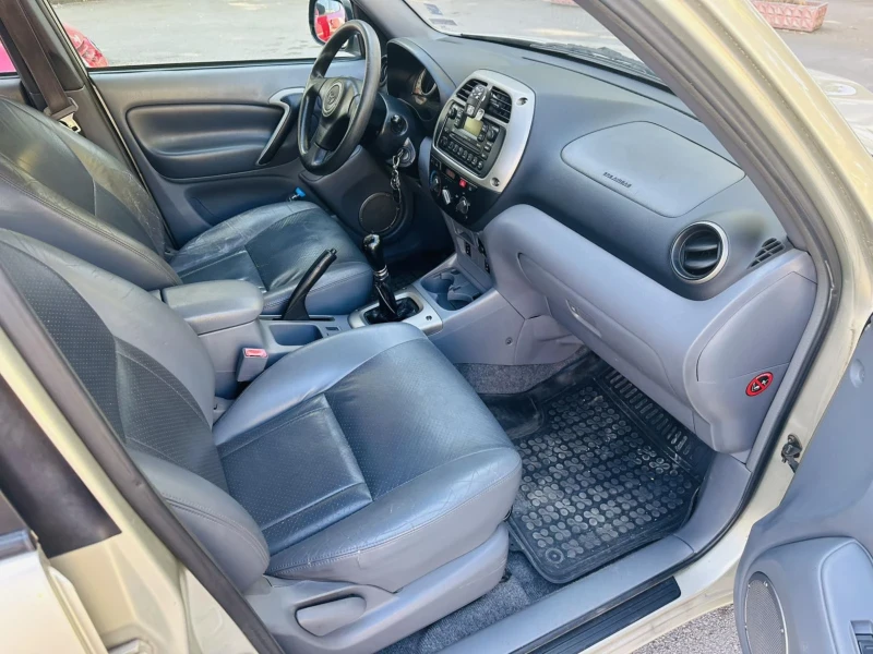 Toyota Rav4, снимка 4 - Автомобили и джипове - 48312305