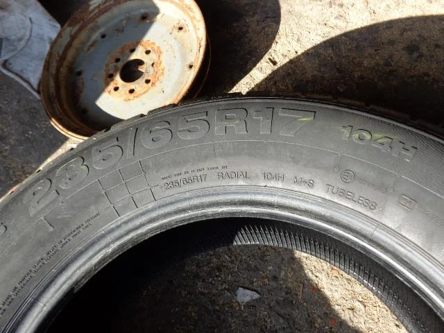 Гуми Зимни 235/65R17, снимка 12 - Гуми и джанти - 12593217