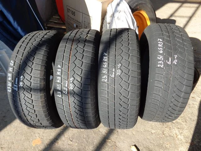 Гуми Зимни 235/65R17, снимка 2 - Гуми и джанти - 12593217