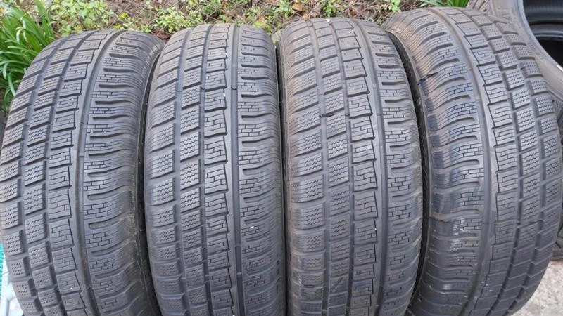 Гуми Зимни 235/60R18, снимка 1 - Гуми и джанти - 27314154