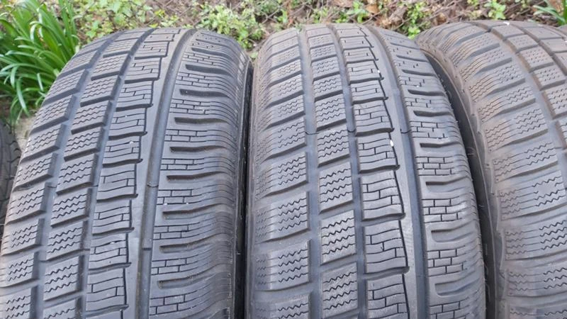 Гуми Зимни 235/60R18, снимка 3 - Гуми и джанти - 27314154