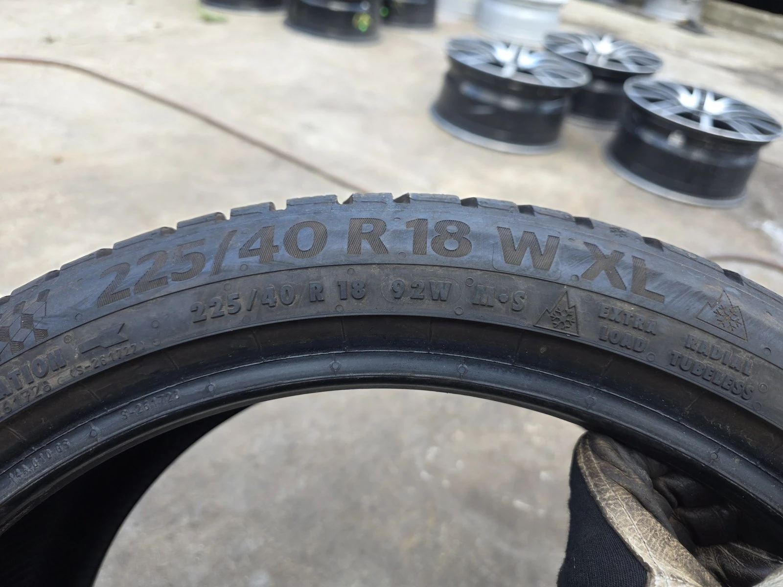 Гуми Зимни 225/40R18, снимка 8 - Гуми и джанти - 56725361