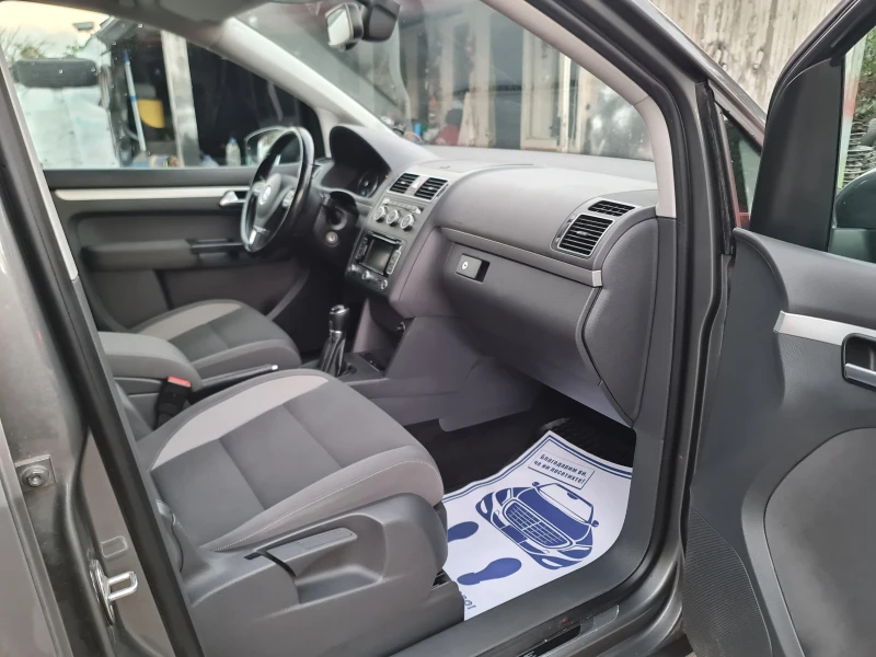 VW Touran КАТО ЧИСТО НОВА, снимка 10 - Автомобили и джипове - 47413738