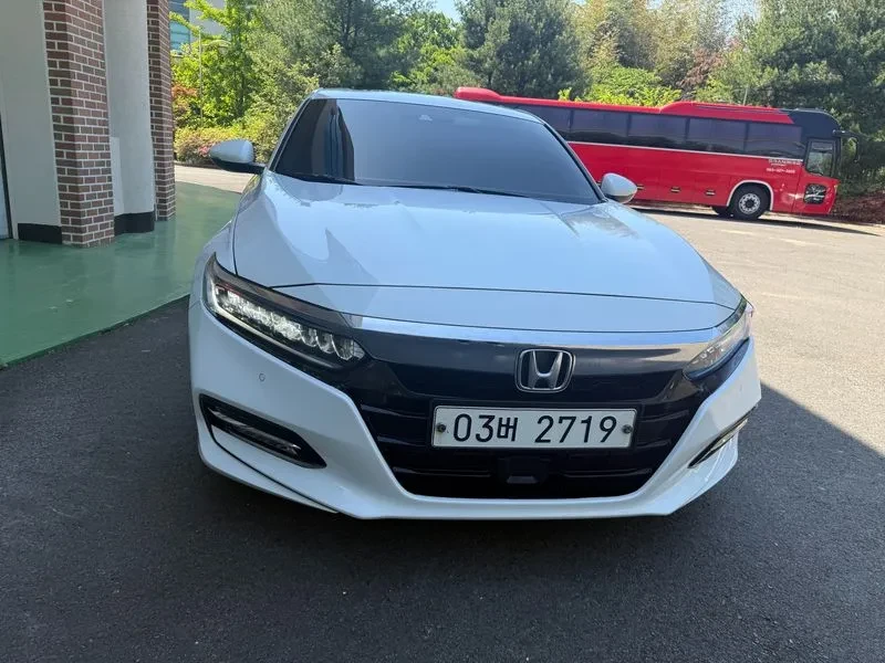 Honda Accord 2.0 Hybrid Touring, снимка 2 - Автомобили и джипове - 55841877