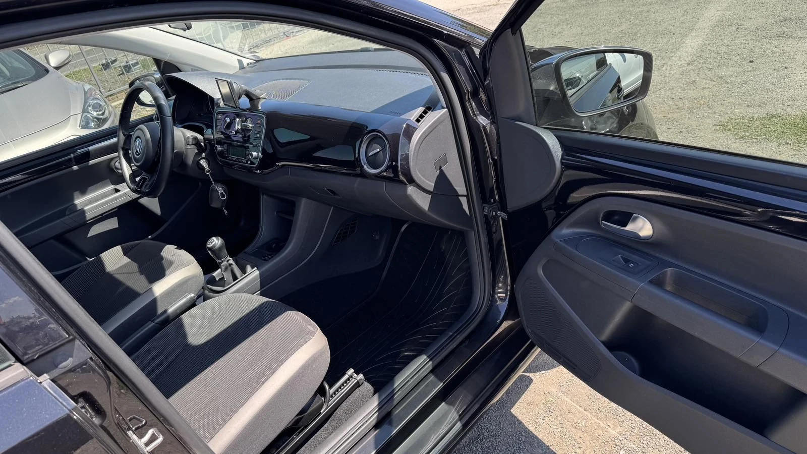 VW Up 999i CNG 68hp High Line Navi - изображение 10