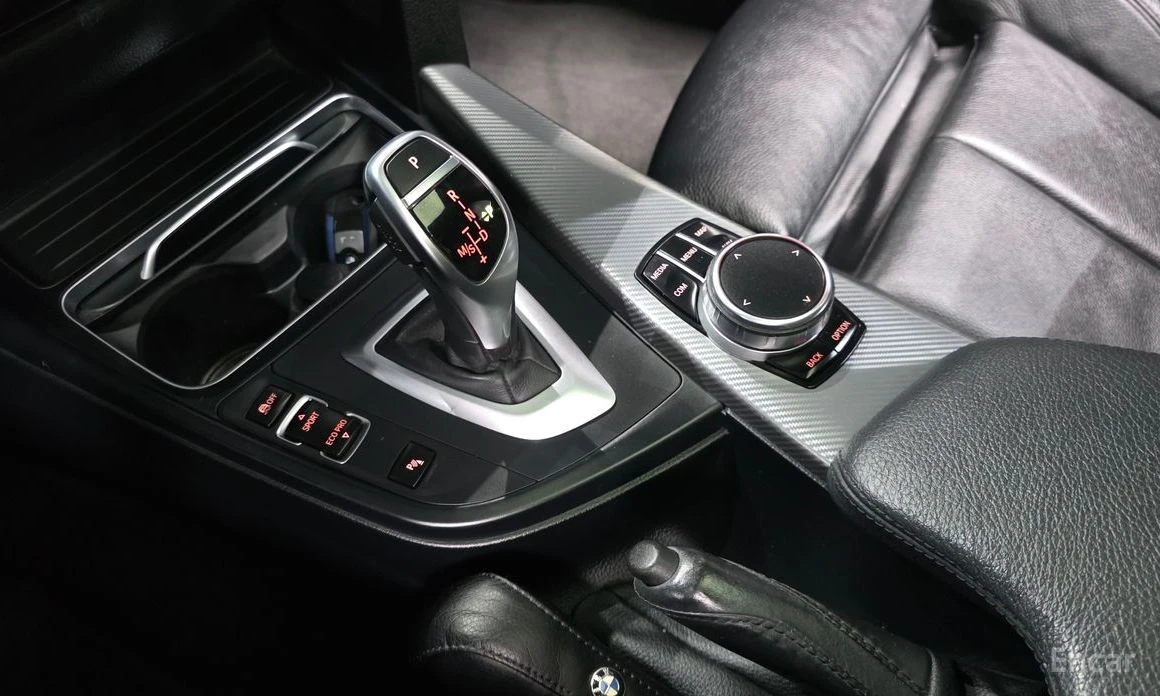 BMW 330 * M-SPORT* SHADOW* ДИГИТАЛНО ТАБЛО* HEAD-UP* FULL*, снимка 9 - Автомобили и джипове - 54190594