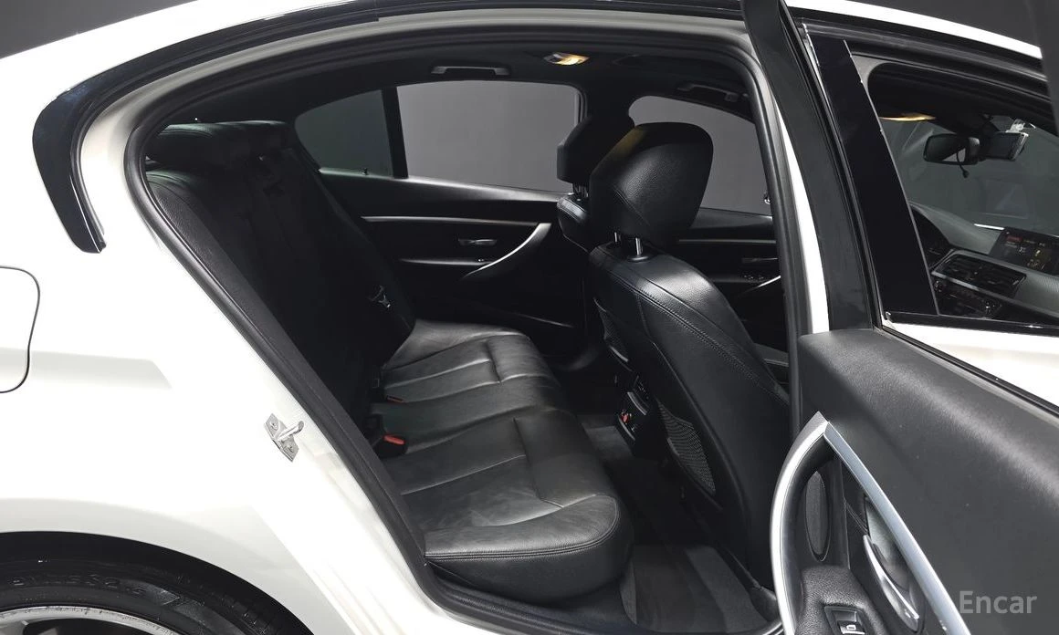 BMW 330 * M-SPORT* SHADOW* ДИГИТАЛНО ТАБЛО* HEAD-UP* FULL*, снимка 11 - Автомобили и джипове - 54190594