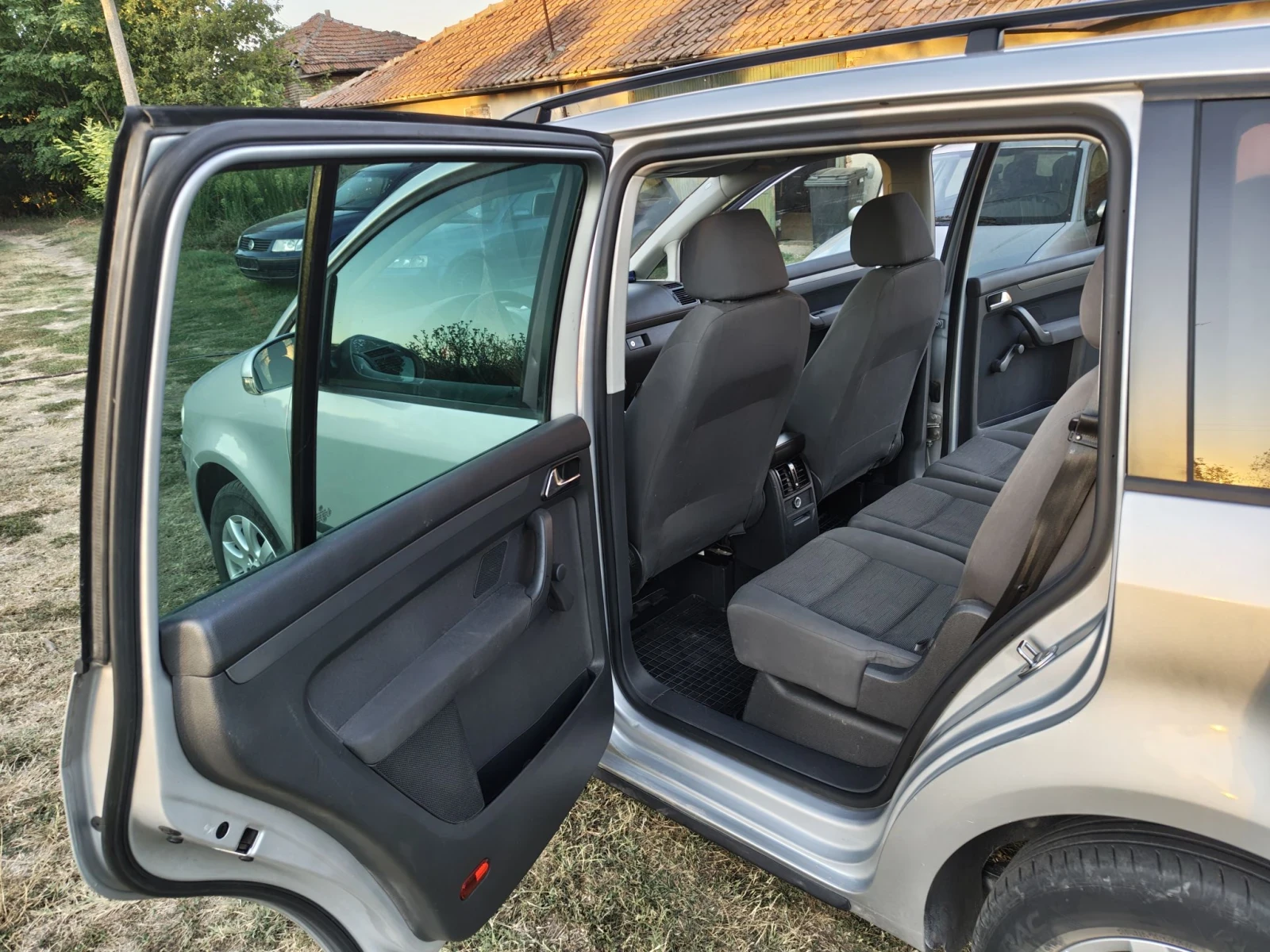 VW Touran, снимка 9 - Автомобили и джипове - 55697202