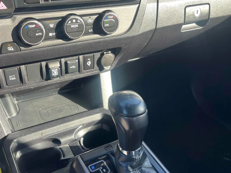 Toyota Tacoma * 4x4 Double Cab * CARFAX * БЕЗ ПЪРВОНАЧАЛНА ВНОСК, снимка 12 - Автомобили и джипове - 53191643