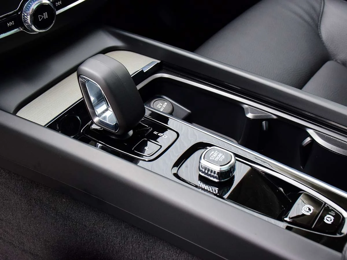 Volvo XC60 B5 / Кожа / Панорама / ЦЕНА до БГ, снимка 11 - Автомобили и джипове - 55675784