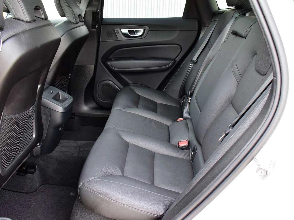Volvo XC60 B5 / Кожа / Панорама / ЦЕНА до БГ, снимка 16 - Автомобили и джипове - 55675784