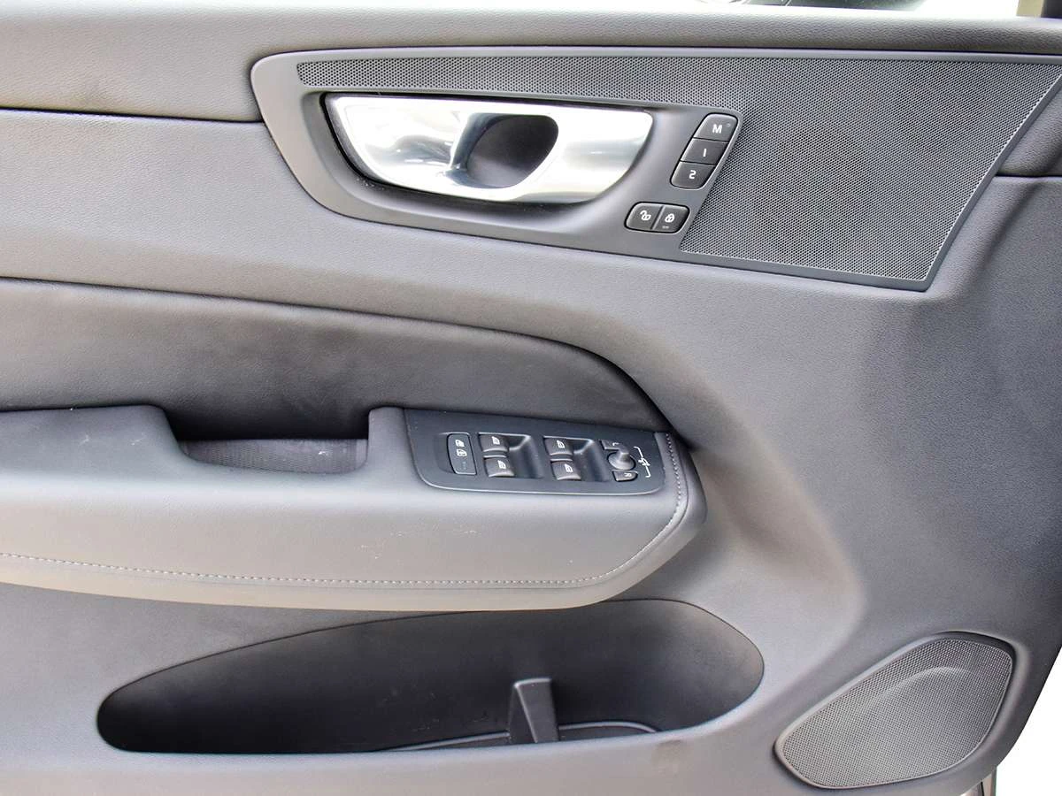 Volvo XC60 B5 / Кожа / Панорама / ЦЕНА до БГ, снимка 12 - Автомобили и джипове - 55675784