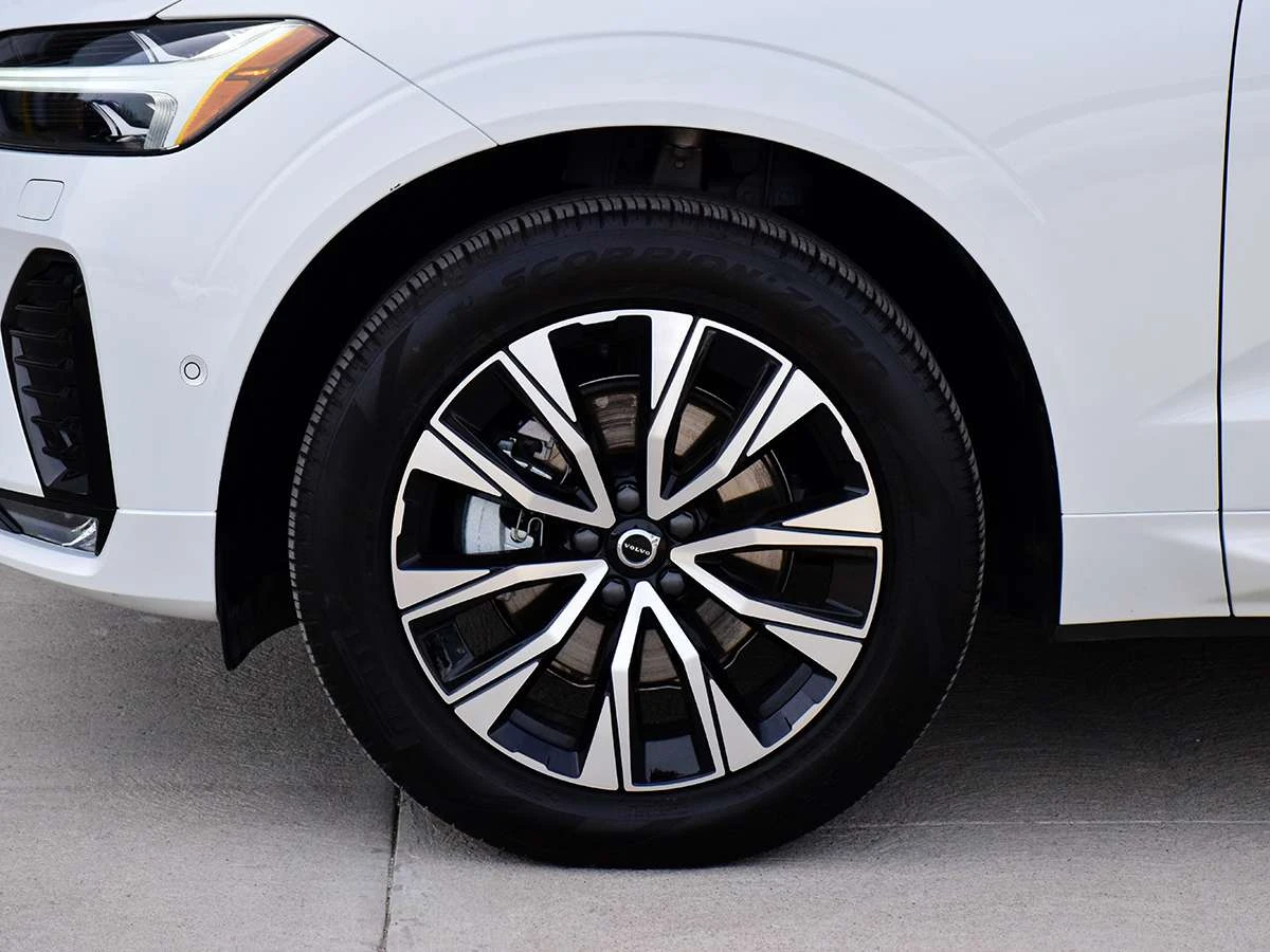 Volvo XC60 B5 / Кожа / Панорама / ЦЕНА до БГ, снимка 4 - Автомобили и джипове - 55675784