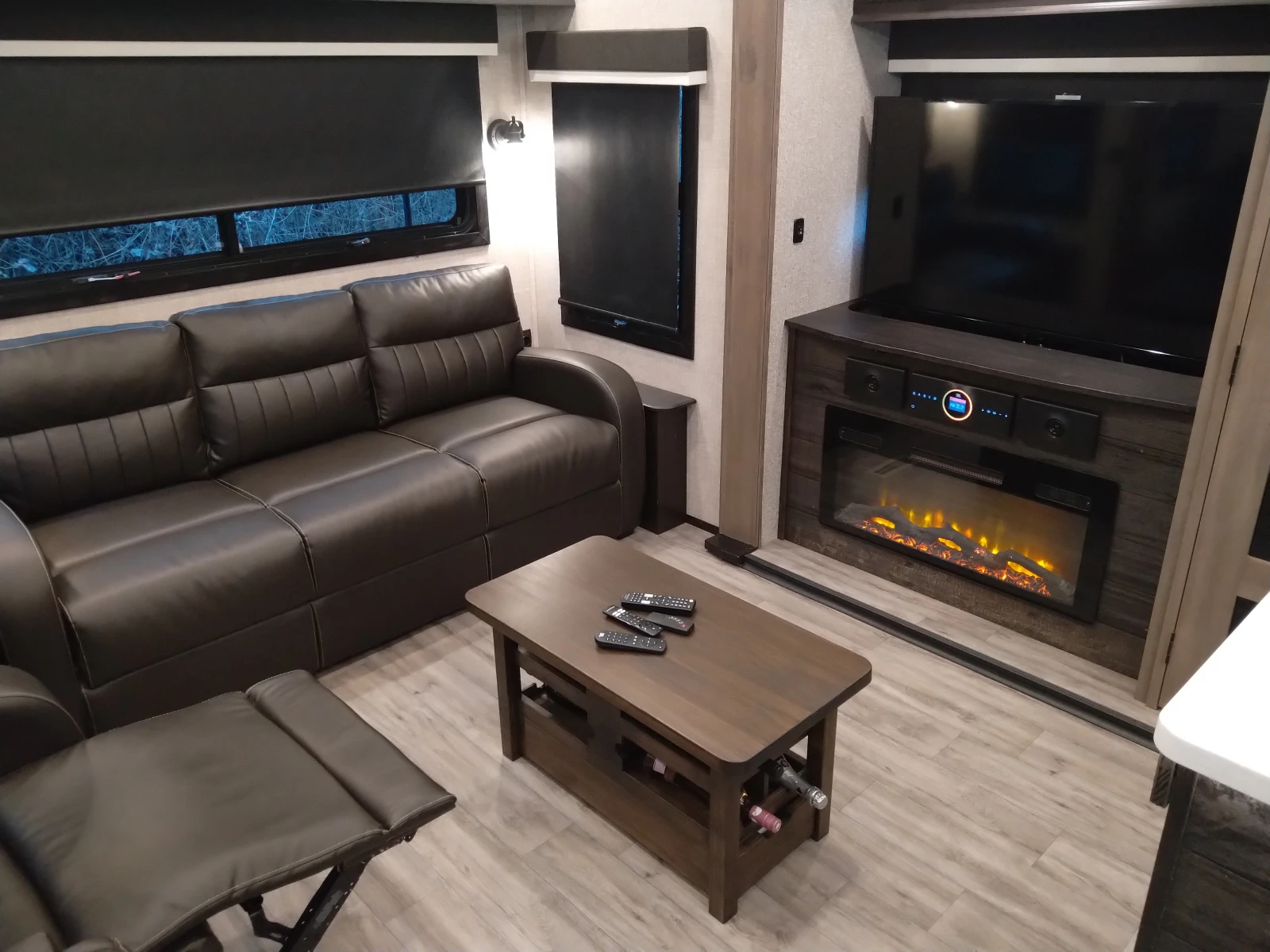 Каравана Други Jayco North Point 377RLBH - изображение 7